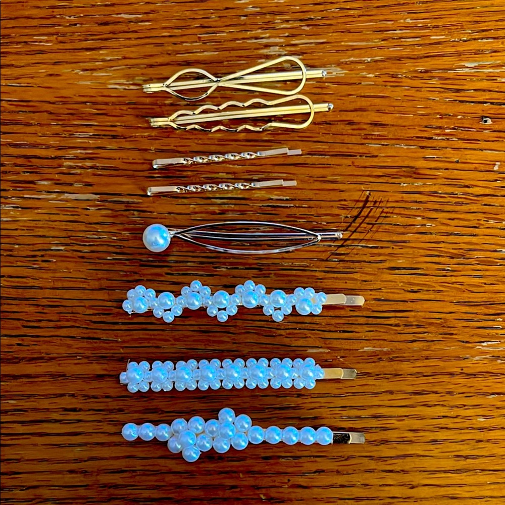 Gold tone and pearl Bobby pins 🌺